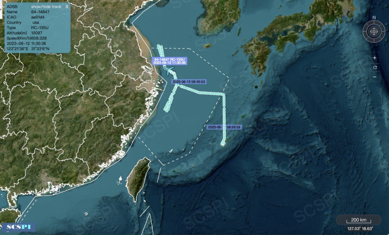 「南海戰略態勢感知計劃平台」12日指美軍RC-135U「戰鬥派遣」電子偵察機，在距中國大陸領土基線約30海浬的東海上空密集作業。   圖：翻攝@SCS_PI推特