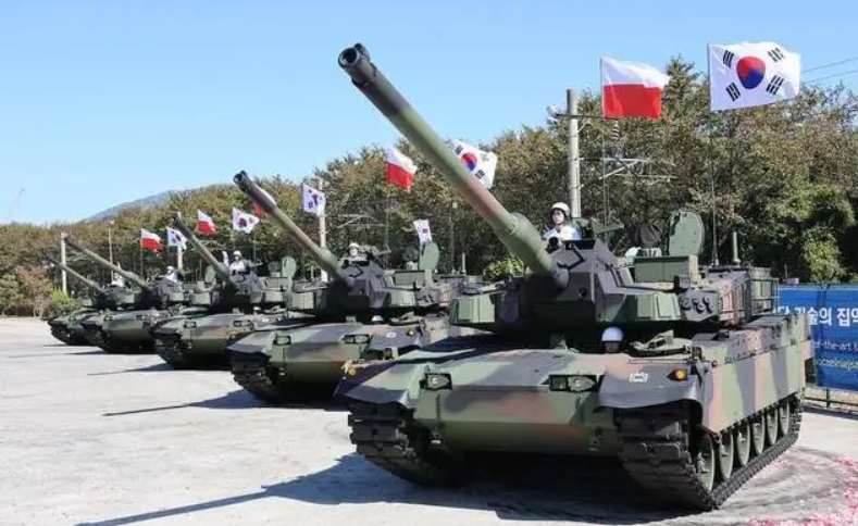 波蘭、立陶宛、拉脫維亞和艾莎尼亞等國家的軍隊已組成四國聯盟，隨時可以投入烏克蘭戰場，幫助烏軍作戰。圖為波蘭從韓國訂購的 K-2 主戰坦克。   圖：翻攝自空天力量