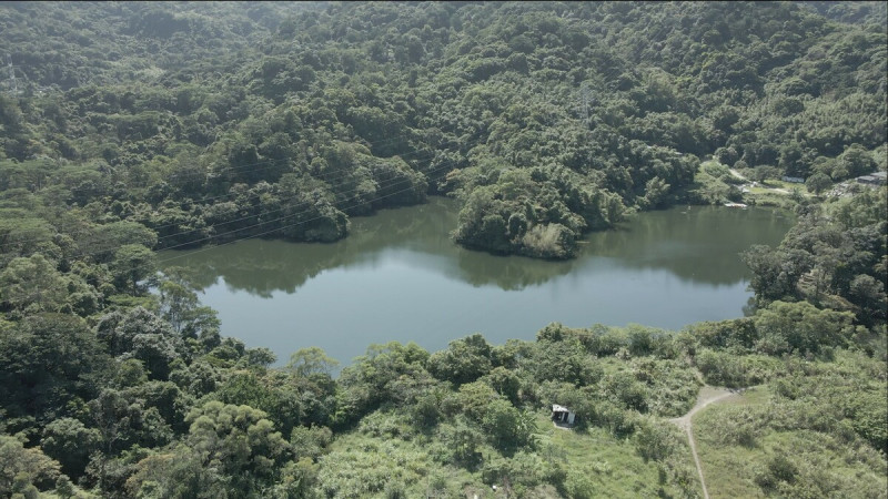 佔地約9.9公頃的白匏湖生態園區，位於汐止國道3號南側，鄰近汐止與南港都會核心區，未來將在園區內以低碳工法打造長約1.5公里自然生態步道，沿途設置生態觀察設施、多處水岸觀景平台及地景式自然探索設施等。   圖：新北市工務局提供