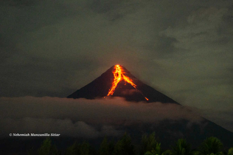 菲律賓「馬永火山」12日傳出「溢流式噴發」，國家火山暨地震研究所警告，火山正處於高度不穩定狀態，可能在數週或數天內發生可能危及生命的猛烈噴發。   圖：翻攝@PhilippineStar推特