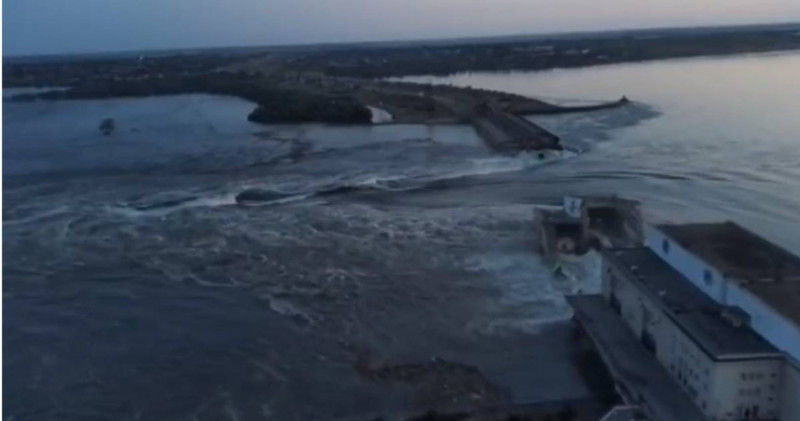 位於俄軍佔領區、烏克蘭赫爾松南部的新卡科夫卡水壩在當地時間6日疑似遭到人為破壞潰壩。   圖：翻攝OSINTtechnical推特