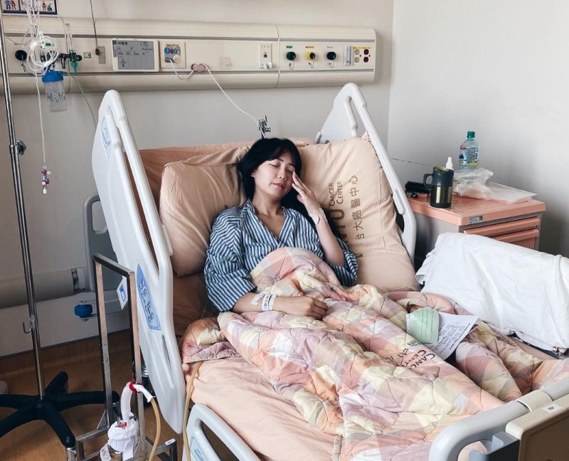 正妹護理師雅薇日前發文透露自己去健檢時，發現自己罹患肺癌，一邊上班一邊落淚。   圖/雅薇IG