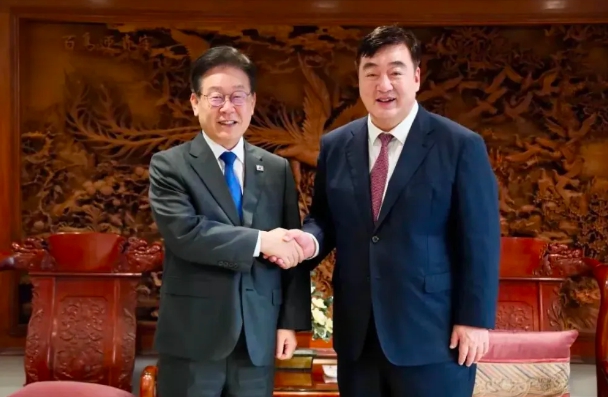 中國駐韓大使邢海明(右)會見韓國在野黨黨揆李在明。   圖 : 翻攝自直新聞