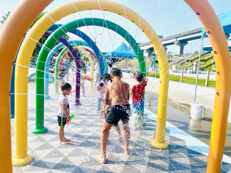 海世界水樂園5種不同體驗玩法增加親子互動的樂趣。   圖：新北市高灘處提供