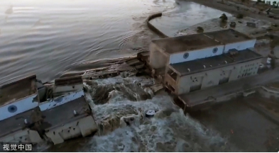烏克蘭卡科夫卡水壩被炸毀，俄烏雙方互控對方應負責。   圖 : 翻攝自視覺中國