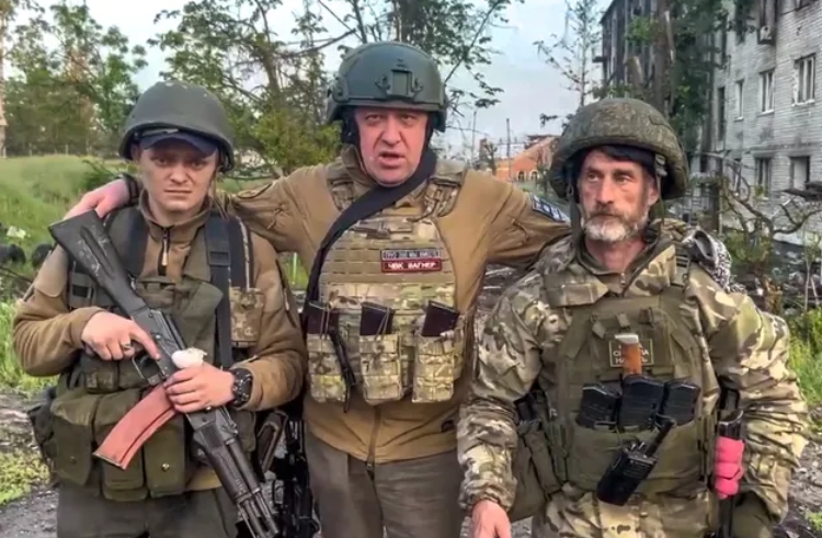 瓦格納拒絕與俄國防部簽約，俄改找車臣特種兵。圖為普里戈津和瓦格納士兵在巴赫穆特戰場。   圖：翻攝自騰訊網