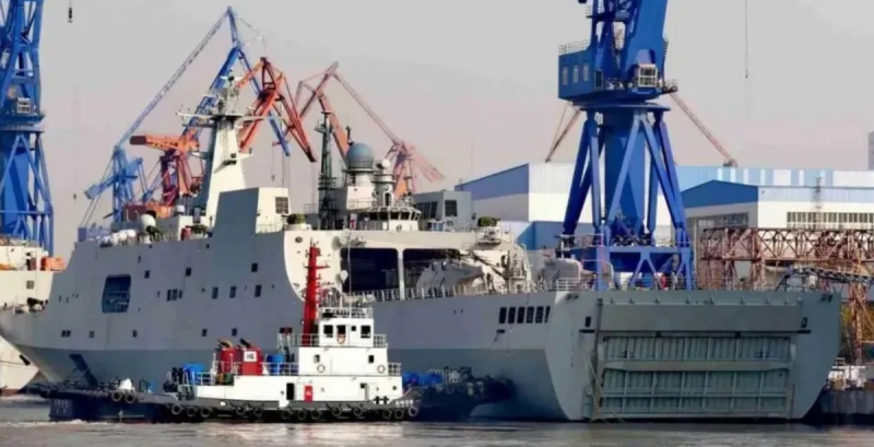 今年 4 月，滬東中華造船廠正式向泰國海軍交付了其訂購的 071ET 型外貿船塢登陸艦，這是中國首次對外出口噸位達 20,000 噸以上的大艦。   圖：翻攝自虎觀天下