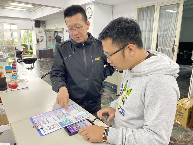 漁會教導漁民使用APP申報卸魚資料。   圖：新北市漁業處提供