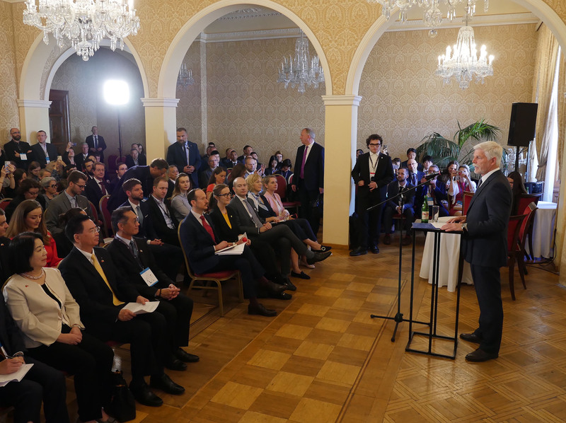 捷克總統帕維爾14日在布拉格一場會議當著外交部長吳釗燮的面，呼籲世界各國團結起來支持台灣。   圖：中央社提供
