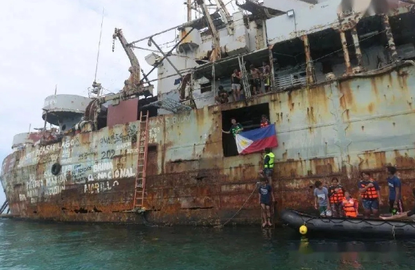 菲律賓登陸艦「馬德雷山號」自1999年起，便擱淺在仁愛礁上。 圖 : 翻攝自排頭國際站