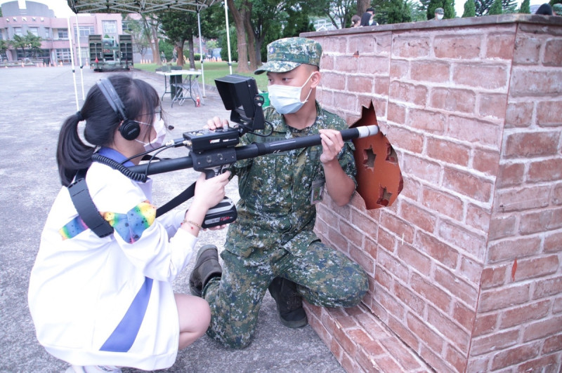 樹林高中參與五三工兵群生命探測器操作體驗。   圖：新北市教育局提供