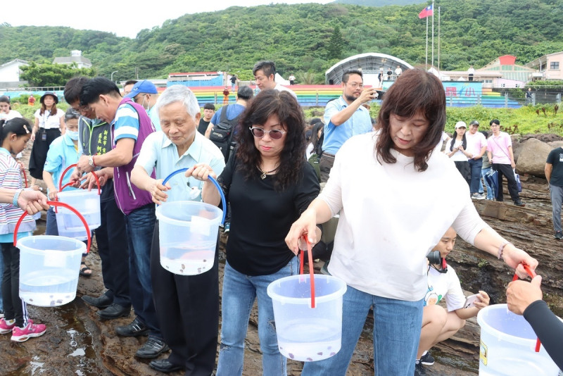 漁業處長張麗珍、貢寮漁會總幹事林麗美、海大代表名譽教授李國添協助放流。   圖：新北市漁業處提供