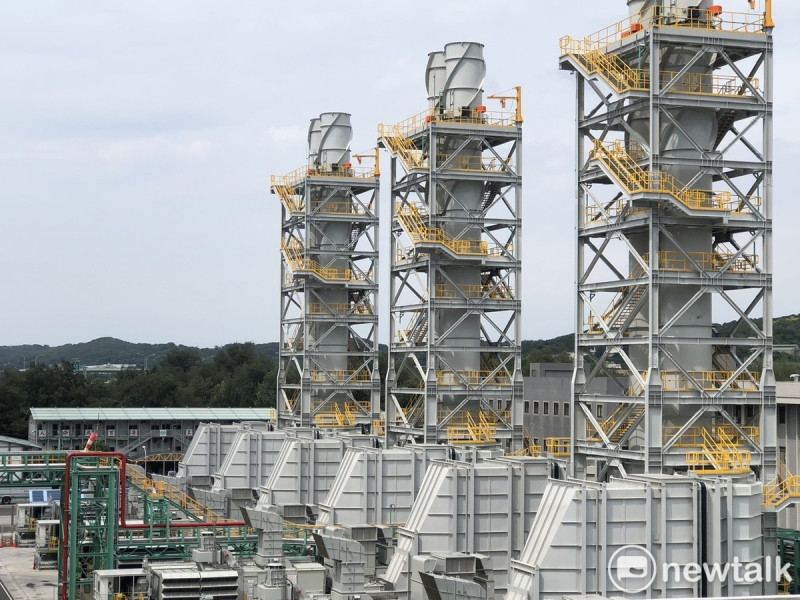 位於苗栗的台電通霄電廠，近年陸續更新3部共約270萬瓩大型燃氣複循環機組，除滿足苗栗的用電需求，更供應竹科及中科穩定電力，全廠年供超過285億度電，等同超過700萬家戶年用電。   圖：謝莉慧/攝