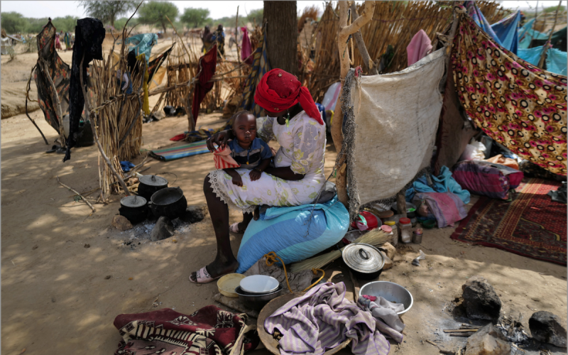 為逃離衝突不斷的蘇丹達佛地區，流離失所的平民們在蘇丹和查德邊境附近尋找臨時避難所。   圖：達志影像 / 路透社