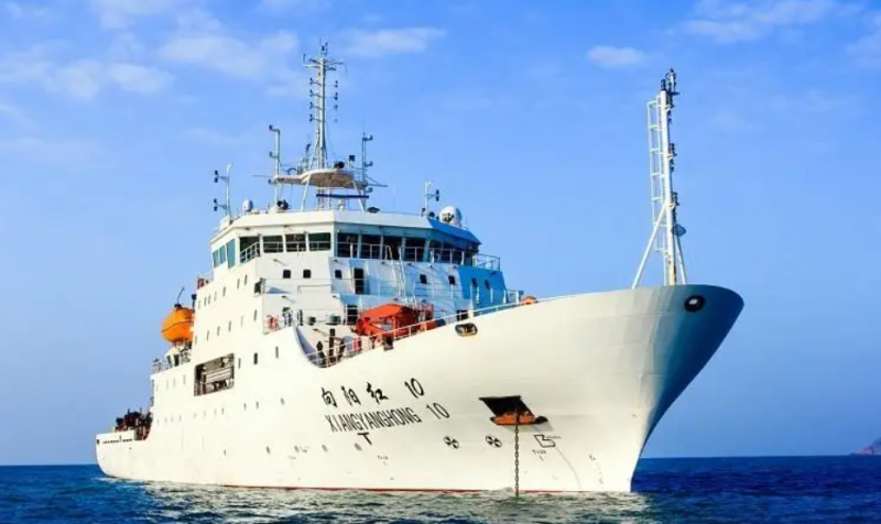 中國的科學考察船「向陽紅 10 號」前往萬安灘時，越南船隻以維護主權為名，試圖影響科考作業的進行。   圖：翻攝自車馬點兵v