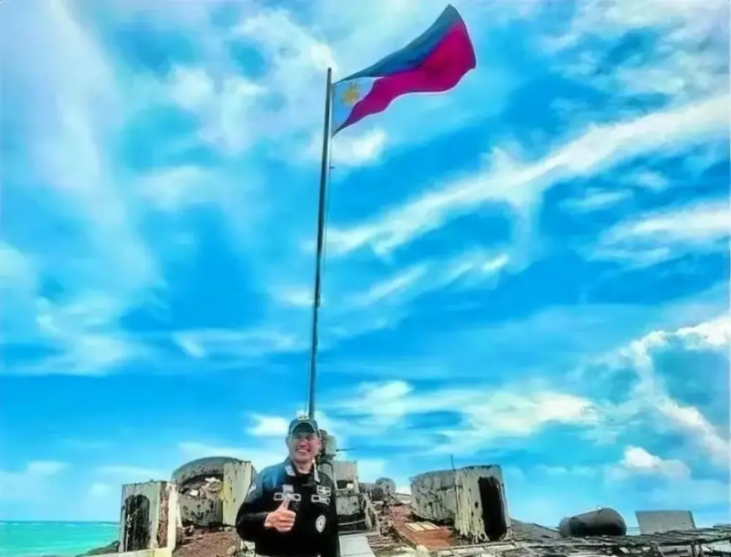 菲律賓西部軍區司令卡洛斯中將（Alberto Carlos）於 9 日登上仁愛礁。   圖：翻攝自菲律賓西部軍區（AFP Western Command）臉書