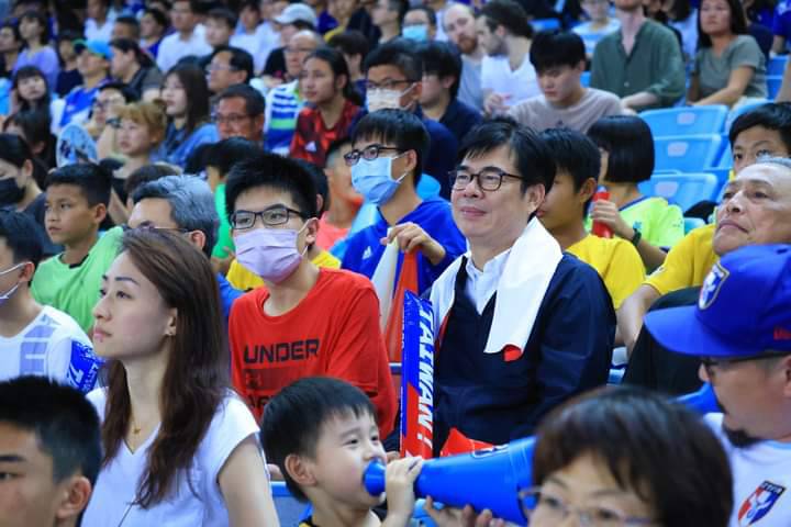 陳其邁(右二)進場為台灣男足加油。   圖：翻攝陳其邁臉書