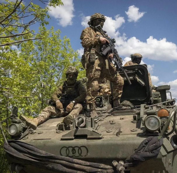 反攻的烏軍站在坦克上觀察敵情。   圖 : 翻攝自長空電擊波