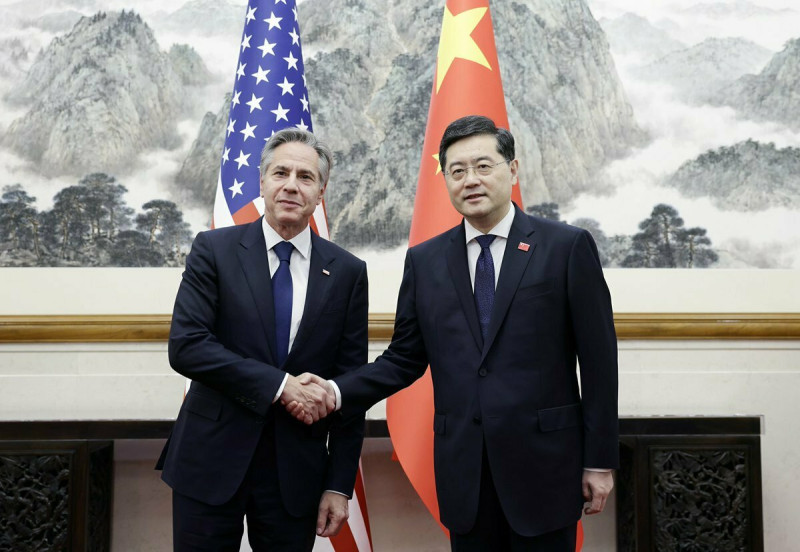 在與習近平見面前，美國國務卿布林肯(左)會晤中國外長秦剛(右)。   圖：翻攝自@RecordGBA Twitter