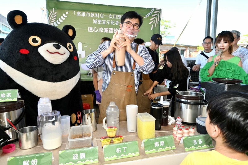 陳其邁(中)化身飲料吧服務人員。   圖：高雄市政府/提供