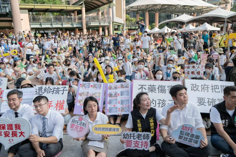 時代力量立委王婉諭發起「不藥傷害我的孩子」活動，今天吸引逾千民眾參與。   圖：取自時代力量臉書粉絲團