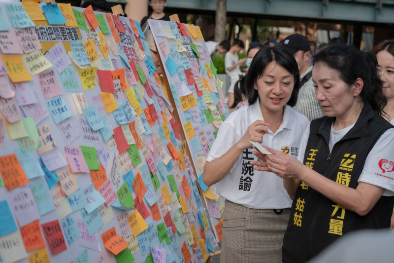 王婉諭與中華民國兒童權益促進協會創會理事長王薇君共同發起「不藥傷害我的孩子」活動。   圖：取自時代力量臉書粉絲團