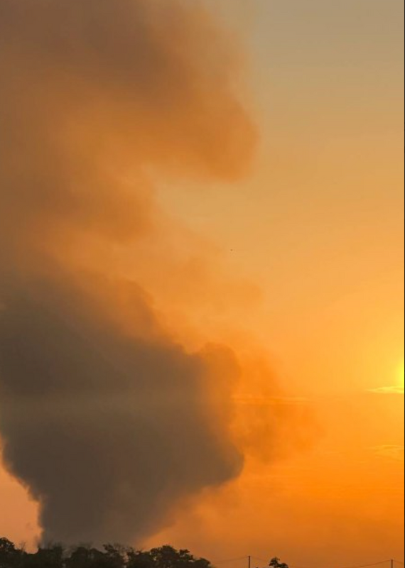 里科夫的爆炸平息後，濃濃煙霧往天空飄散。   圖：翻攝自Andrew Perpetua推特