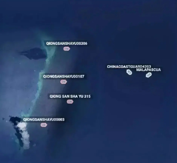 衛星畫面顯示， 6 艘菲律賓快艇以 2 艘為一組從 3 個方向同時對仁愛礁附近的中國船隻組成的攔截網展開衝擊。 圖 : 翻攝自鋒芒FM菲方登陸艦「馬德雷山號」自1999年起，便以船底漏水為理由，擱淺到了仁愛礁上，雖然菲方聲稱修好船後，就會立刻離開，然而這一修就是 24 年。 圖 : 翻攝自排頭國際站菲方登陸艦「馬德雷山號」自1999年起，便以船底漏水為理由，擱淺到了仁愛礁上，雖然菲方聲稱修好船後，就會立刻離開，然而這一修就是 24 年。 圖 : 翻攝自排頭國際站