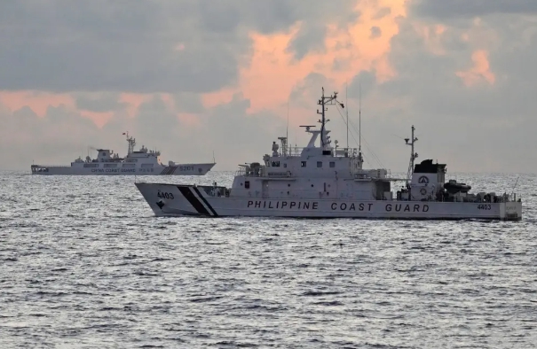 中國海警船與菲律賓船隻在仁愛礁附近的海上對峙。   圖 : 翻攝自鋒芒FM