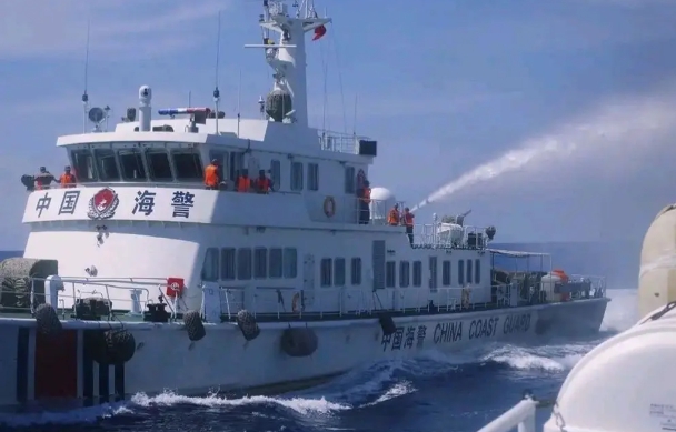 中國海警船發射水砲驅離菲律賓船隻。   圖 : 翻攝自鋒芒FM
