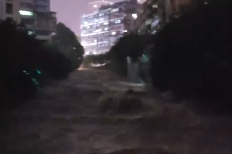 中國受颱風杜蘇芮影響，各地都發生淹水，其中河北省尤其嚴重，市區道路變成河流，車輛被沖走。   圖：翻攝自新京報（資料照）