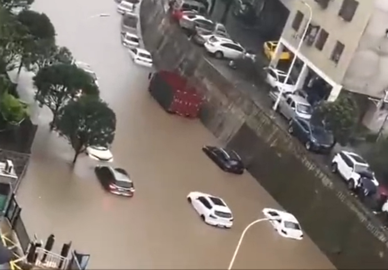 6 月 18 日，湖北恩施遭暴雨襲擊，城市內澇車輛被淹   圖：翻攝自新京報