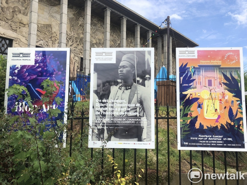 法國國家移民歷史博物館宣傳海報，展示外來移民創造法國歷史的獨特觀點。 圖：蔡筱穎攝
