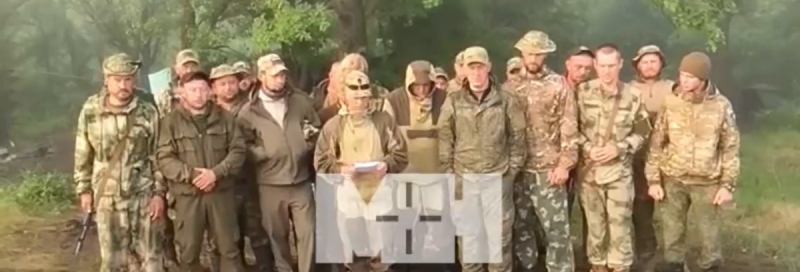 這些俄羅斯人，從 5 月開始，被帶到盧甘斯克的一個訓練營，獲得了用過的損壞防彈衣和武器，且這些裝備很可能是從死者身上拿走的。   圖：翻攝自ChrisO_wiki推特