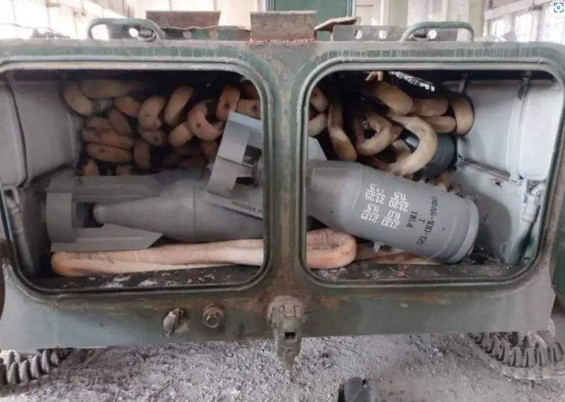 一名代號「巴爾瑙爾」的工兵指揮官表示，他和下屬將從烏軍繳獲的 MT-LB 裝甲輸送車塞滿了彈藥，其中包括 5 枚FAB-100 炸彈和 3.5 噸 TNT 炸藥。   圖：翻攝自藍星特快