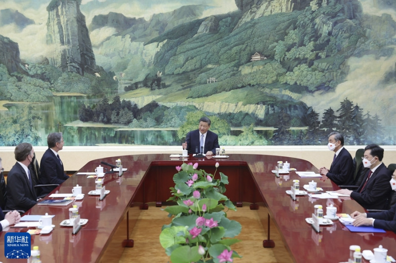 中國國家主席習近平19日下午在北京人民大會堂會見美國國務卿布林肯，刻意心機舖排以會議桌模式安排會面。   圖：翻攝新華網