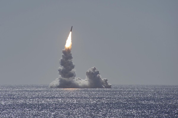 美國海軍俄亥俄級彈道導彈核潛艦「緬因號(SSBN-741)」，2020年2月在聖地亞哥海岸試射「三叉戟Ⅱ」彈道飛彈。   圖：翻攝U.S. NAVY(資料照片)
