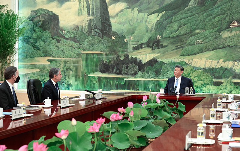 美國國務卿布林肯會面中國國家主席習近平，習近平居中坐大位，布林肯低調在側邊「聽訓」。   圖：翻攝自中國政府網