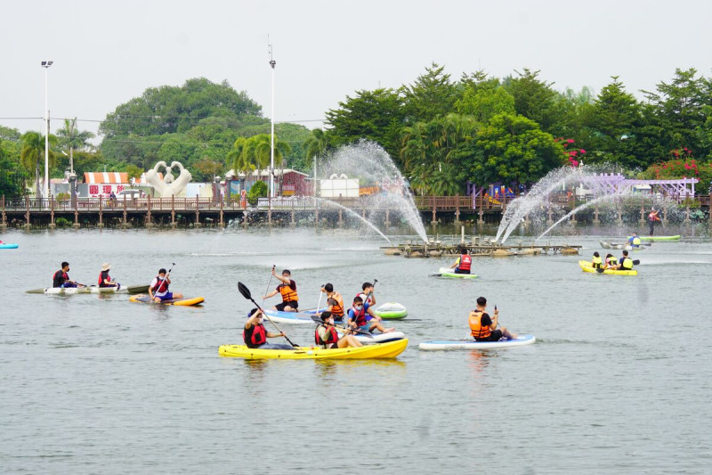 各式水上體驗活動即將於7月1日在官田區葫蘆埤自然公園登場，包括獨木舟、立式划槳、龍舟板免費體驗。   圖：台南市政府觀光旅遊局／提供