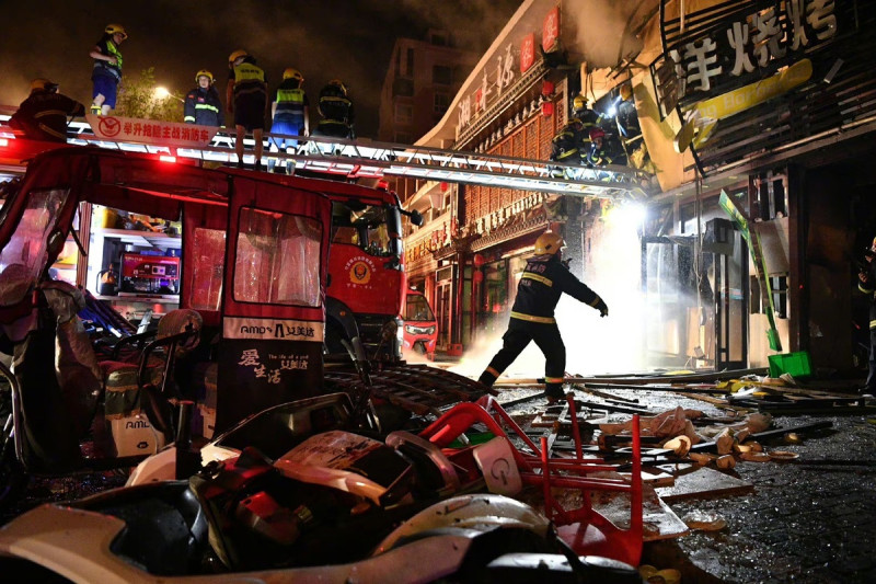 中國寧夏銀川市昨（22 )日晚傳出燒烤店瓦斯外洩氣爆事故，現場消防人員在事發地進行救援。   圖：翻攝自新華社