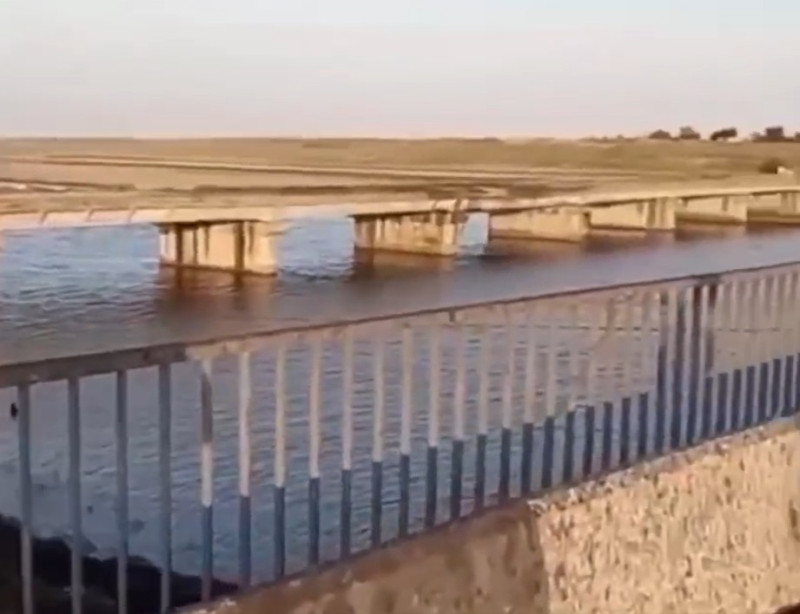 烏克蘭飛彈擊中克里米亞與本土間橋梁，切斷俄軍主要補給線。   圖：翻攝推特