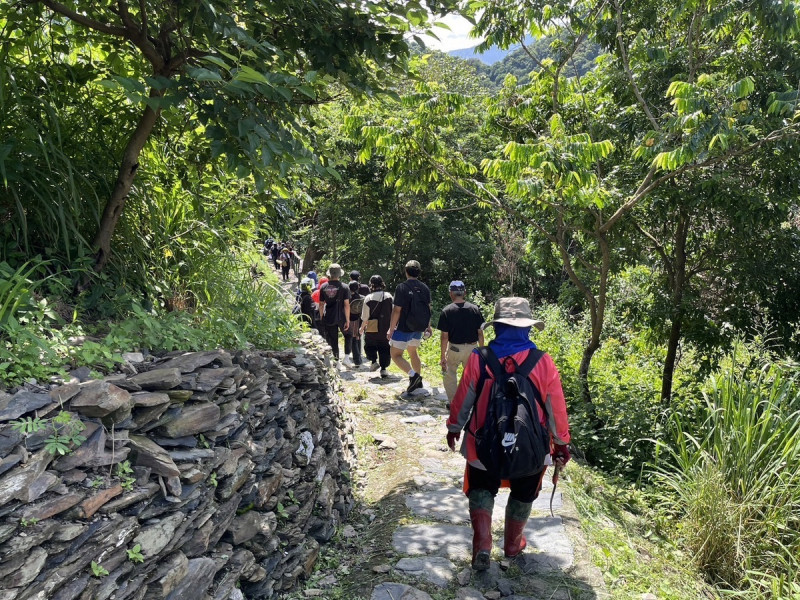 一行人循小徑前往舊部落Tibavia遺址。   圖：高雄市原民會/提供