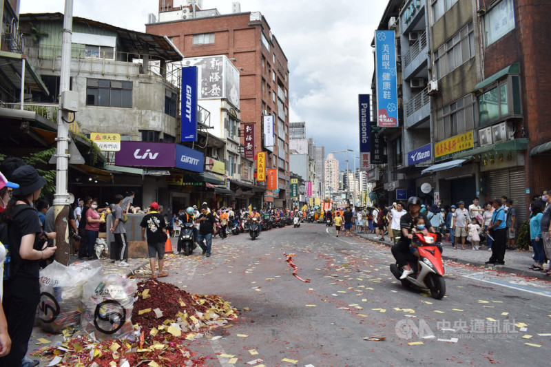 新北市「淡水清水巖清水祖師遶境」俗稱「淡水大拜拜」，是當地年度宗教文化盛事，但近年人口結構改變，不少住戶對清水祖師已無共鳴，部分民眾認為活動過於擾民。圖為清水祖師遶境途中一景。   圖：中央社提供