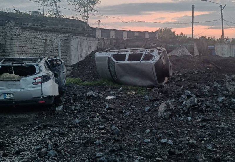  24日凌晨，3 枚俄軍飛彈襲擊哈爾科夫地區，數量汽車和建築物損毀。   圖: 翻攝自哈爾科夫州州長Oleh  Synyehubov Telegram