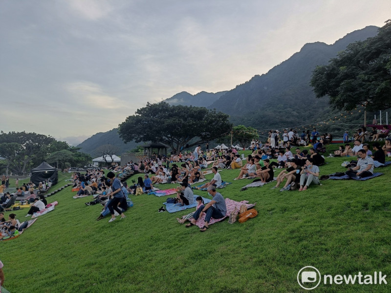 遊客可自在地或坐或躺地草地上享受音樂會。   唐復年/攝