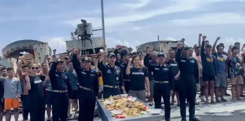 菲律賓士兵在仁愛礁馬德雷山號甲板上聚餐。   圖：翻攝自鋒芒FM