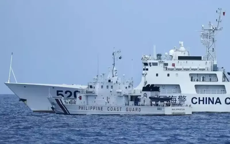 中國海警先前攔截試圖靠近仁愛礁「馬德雷山」號的菲律賓巡邏艦。   圖：翻攝自鋒芒FM