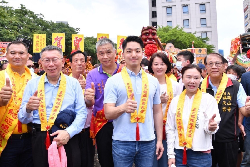 台北市長蔣萬安昨臨時更改行程，不出席台北羽球公開賽頒獎，改去光大寮聚保宮環島祈安遶境，與民眾黨總統參選人柯文哲同台。   圖：台北市政府 ／ 提供