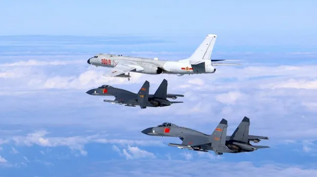 台灣國防部門最近宣佈，有 19 架次中國軍機現身台海，其中 8 架越過所謂「海峽中線」，抵近台灣海岸 24 海里處。   圖：翻攝自東哥的東東嗆