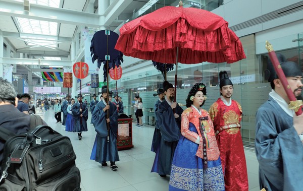 仁川國際機場設有韓國文化博物館、傳統文化體驗館、傳統工藝展示館、入境區文化街等藝術展區，讓各國旅客都能欣賞到多元的韓國傳統文化藝術。   圖：旅奇週刊提供